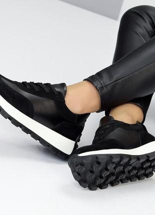Натуральные женские кроссовки с креативной ребристой квадратной пятой в черном цвете на белой подошв4 фото