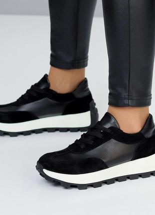 Натуральні жіночі кросівки з креативною ребристою квадратною п'ятою в чорному кольорі на білій підош8 фото