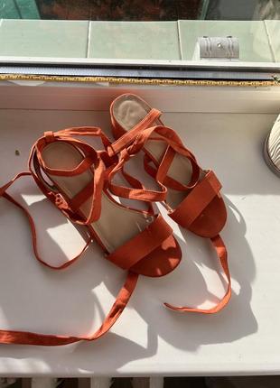 Оранжевые сандалии / босоножки на каблуке / на завязках6 фото