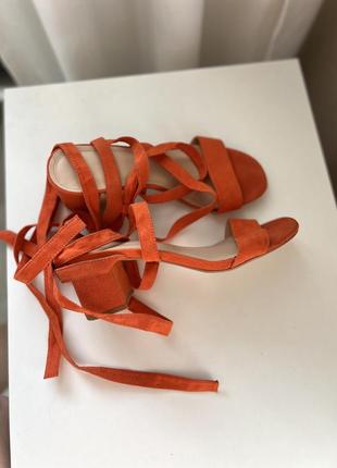 Оранжевые сандалии / босоножки на каблуке / на завязках1 фото
