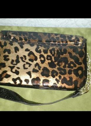 Лаковая сумочка клатч на цепях с леопардовым принтом3 фото