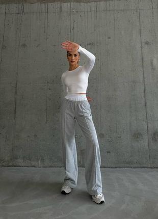 Трендовые женские спортивные штаны с акцентным белым поясом1 фото