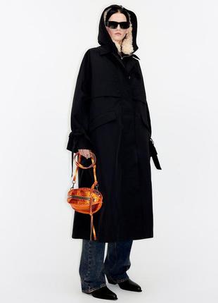 Черный тренч широкого кроя