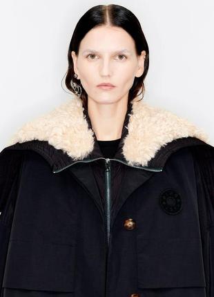 Черный тренч широкого кроя