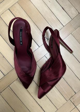 Атласні туфлі