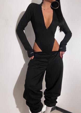 Замшевый женский стильный костюм: боди + спортивные штаны оверсайз9 фото