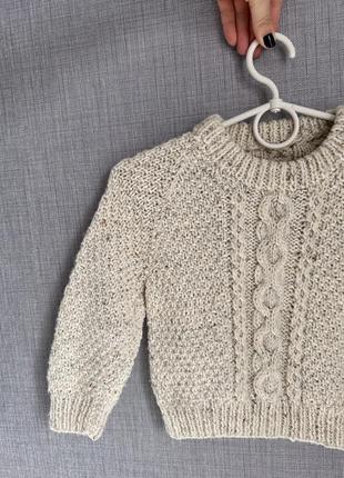 Красивий об'ємний светр із візерунком