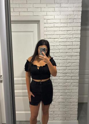 Чорна джинсова міні спідниця з розрізом