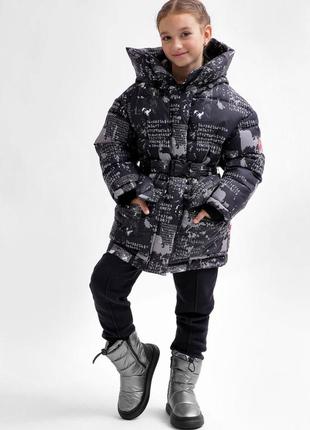 Куртка зимняя детская, пуховик детский подростковый, с капюшоном, с поясом, для девочки черная принт3 фото