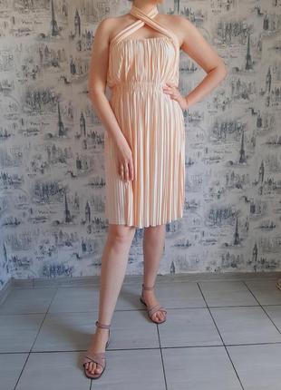 Нежное коктейльное персиковое платье плиссе, bgn7 фото
