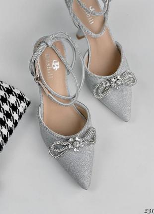 Срібні туфлі з бантиком