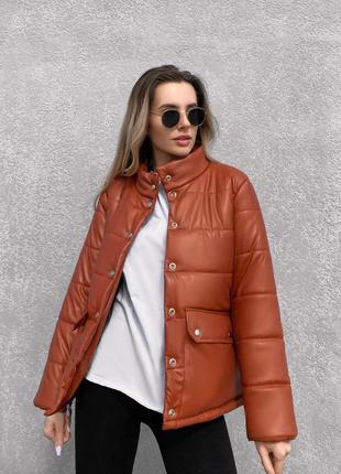 Жіноча крута шкіряна куртка на пуху на весну/літокоричнева. жіноча шкіранка коричневого кольору