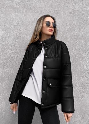 Жіноча крута шкіряна куртка на пуху на весну/літочорна. жіноча шкірянка чорного кольору