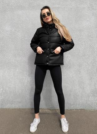 Женская крутая кожаная куртка на пуху на весну/лето чёрная. женская кожанка чёрного цвета2 фото