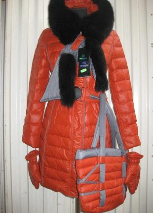 Пуховик dinolia с натуральным воротником и шарфом, с сумкой7 фото