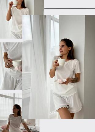 Женская пижама в рубчик с шортами белого цвета