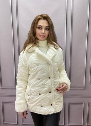 Біла куртка з хутром норки