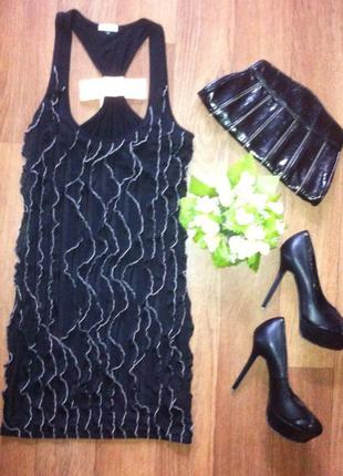 Красивое черное короткое платье с рюшами3 фото