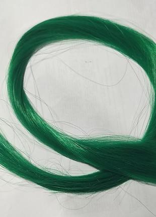 Кольорова прядка волосся однотонна на заколці 60 см зелена