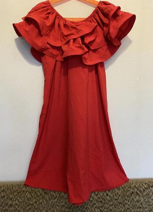Красное платье с открытыми плечами2 фото