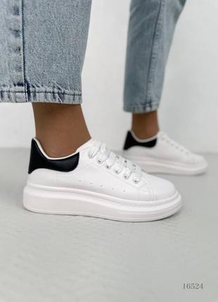 Белые кожаные кроссовки на толстой подошве с черной пятой пяткой
