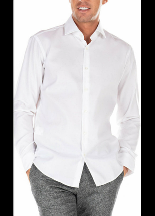 Классическая белая рубашка с длинным рукавом