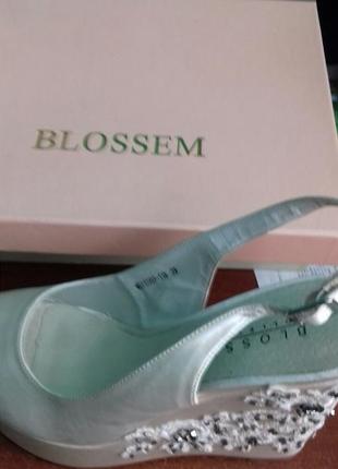 Летние нарядные  босоножки  на платформе  бренда  blossem6 фото