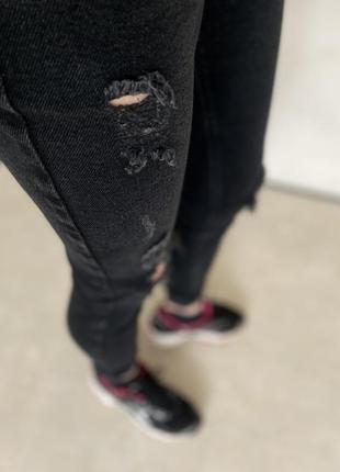 Классные черные джинсы скинни с дирками и потертостями4 фото