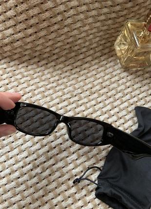Трендовые узкие солнцезащитные очки из качественного пластика3 фото
