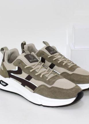 Светлые мужские кроссовки с текстильными вставками