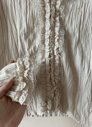 Актуальна трендова жата сорочка блуза з мереживом біла кремова7 фото