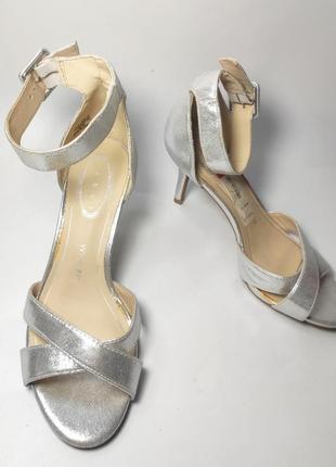 Босоножки женские серебристого цвета на каблуке с ремешком от бренда debut 38/392 фото