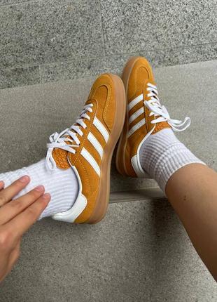 Жіночі кросівки жовті з коричневим у стилі gazelle yellow brown