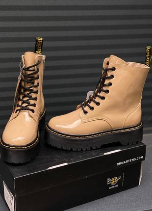 Жіночі кросівки бежеві лаклвана шкіра у стилі dr.martens jadon beige patent1 фото