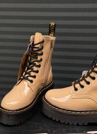 Жіночі кросівки бежеві лаклвана шкіра у стилі dr.martens jadon beige patent2 фото