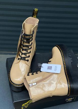 Жіночі кросівки бежеві лаклвана шкіра у стилі dr.martens jadon beige patent5 фото