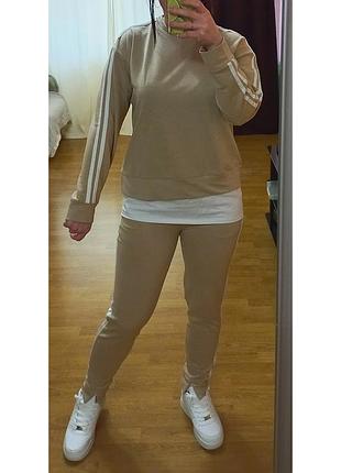 Женский спортивный костюм с свитшотом в бежевом цвете