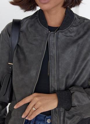Кожаная женская куртка-бомбер в винтажном стиле из эко кожи черный2 фото