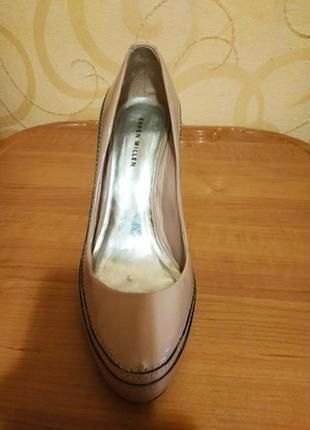 Изящные лакированные туфли на каблуке известного английского дизайнера karen miller4 фото