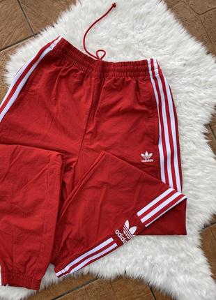 Спортивные нейлоновые брюки adidas original на лампасах