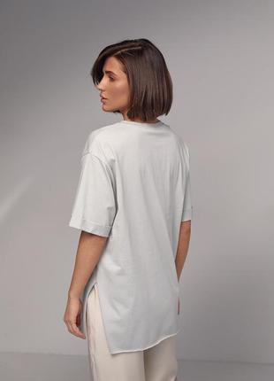 Женская футболка с разрезами и ярким принтом5 фото