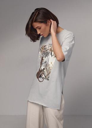 Женская футболка с разрезами и ярким принтом3 фото