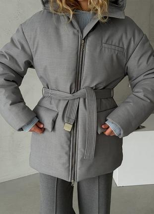 Куртка-пуховик серого цвета под пояс6 фото