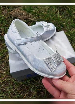 Нарядні дитячі туфлі для дівчинки