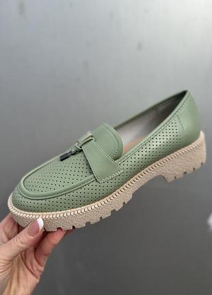 Стильные женские туфли лоферы