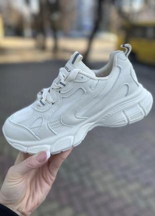 Бежеві кросівки