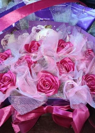 Букет із аталасних троянд та чаю і цукерок на 8 березня мамі подарунок