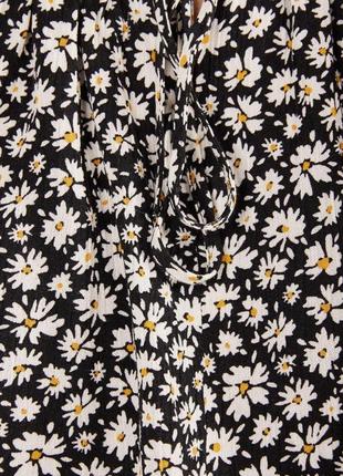 Блуза чёрная укороченная в цветочный принт вырез лодочкой с объемными рукавами bershka размер s6 фото
