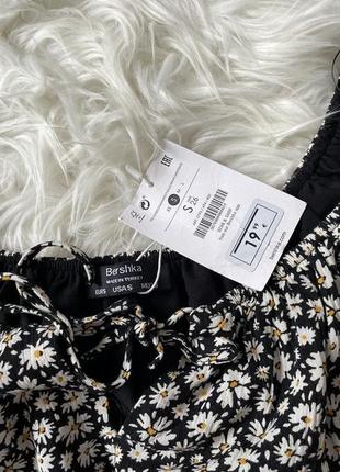 Блуза чёрная укороченная в цветочный принт вырез лодочкой с объемными рукавами bershka размер s9 фото
