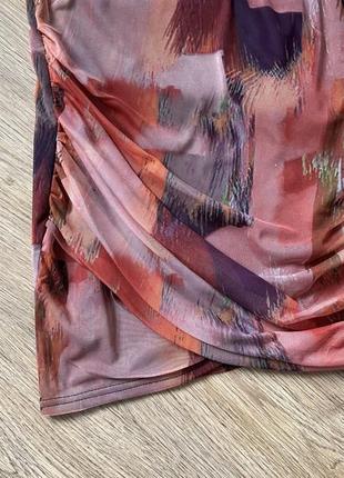 Помаранчева облягаюча сукня-бандо зі збірками та абстрактним принтом prettylittlething розмір 389 фото